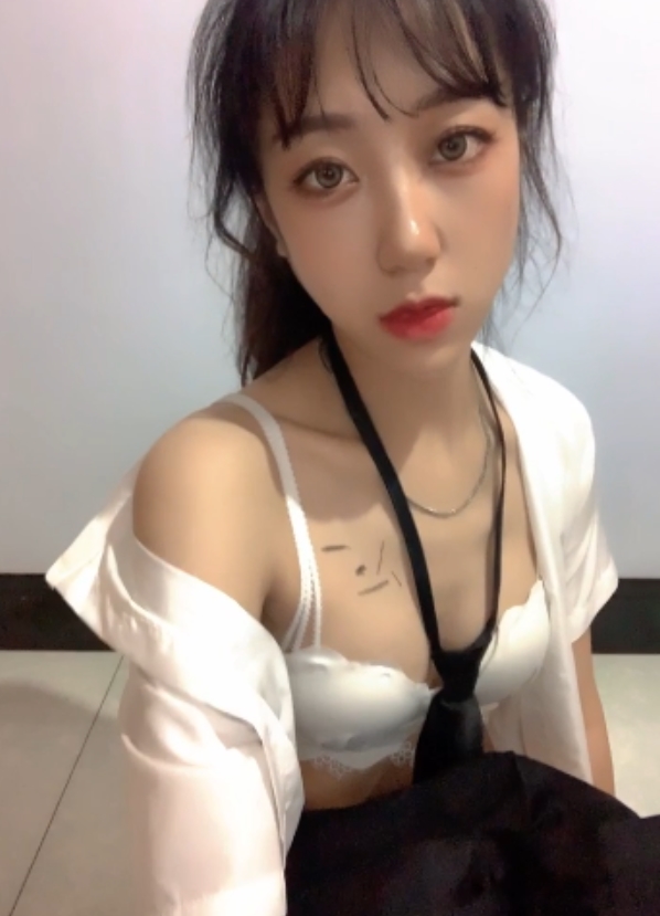 露脸王菲举牌定制视频15.7g火爆收藏