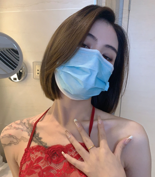 00后抖音主播小雨展示晶莹剔透水花技巧，引发热议