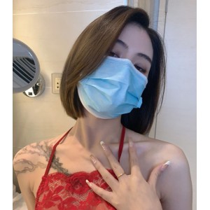 00后抖音主播小雨展示晶莹剔透水花技巧，引发热议