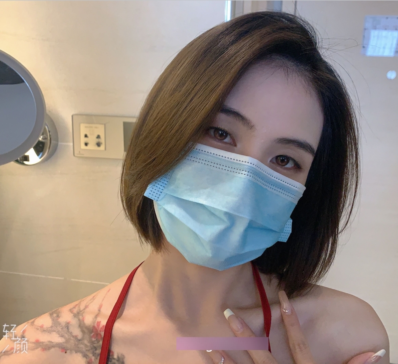 00后抖音主播小雨展示晶莹剔透水花技巧，引发热议