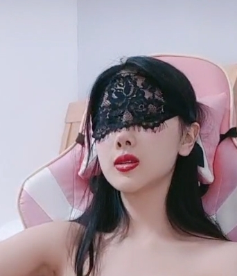 性感女模特直播秀，宅男互动撩骚诱惑，助理道具运动解压