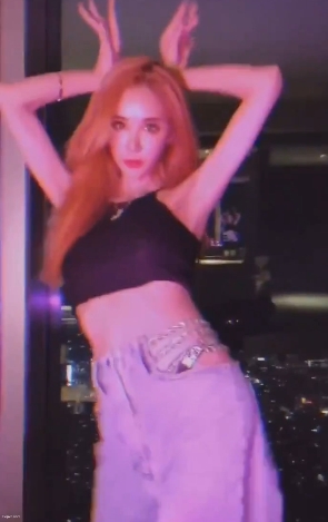 现了反差婊的独特魅力和创意,让人目不暇接,瞬间进入她的独特世界。赶快来一睹为快吧,保证让你眼前一亮,肾上腺素飙升!