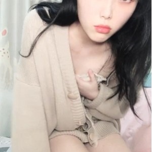 清纯系嫩妹兔耳朵半脱下裤裤