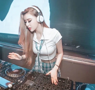 火辣身材展示！成都女神DJ艾米最新视频曝光！