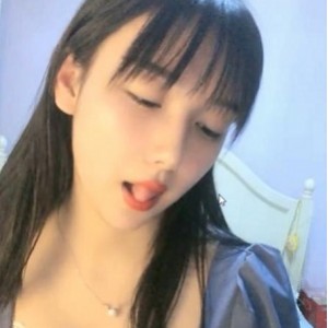 斗鱼超级人气新晋清纯女神高颜值梨涡学生妹直播合集中的商品标题可以为：杨葱葱直播合集