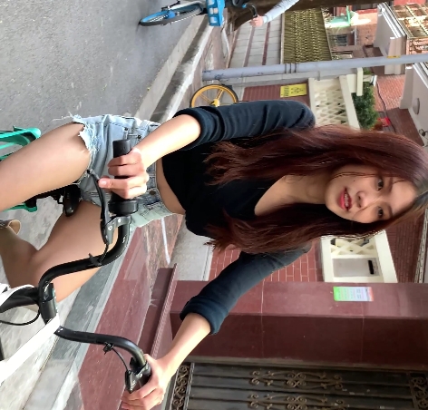 限时优惠性感美女穿着牛仔热裤展示翘臀和长腿的视频，高清画质，文件大小8.03G，百度云下载