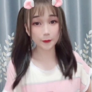 丰满美女网红（小馒头）有尺度写真，黑色比基尼展现熬人事业线