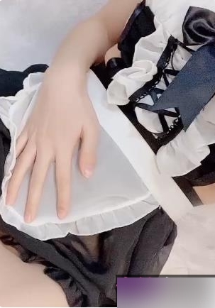 微博二次元少女（樱狸子）cos女仆，白皙光滑肌肤一览无余【226MB】