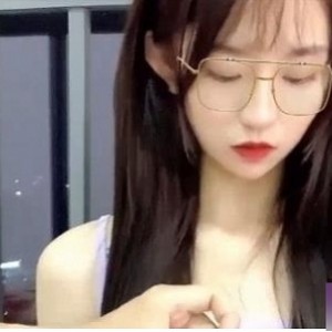 91传媒（不见星空）性感猫咪装出镜，文静少女娇嫩动人【358MB】