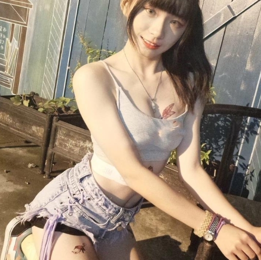 抖音清纯甜妹（Miu+Myoung）邻家女孩写真，高挑身材凹凸有致