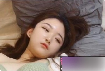 网红CP（91池鱼）高颜值漂亮小姐姐，丝绸睡衣勾勒曼妙迷人的玉体【3.96G】