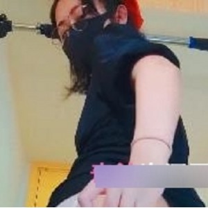 onlyfans网红（Naimi奶咪）性感穿搭室外直播，妖娆舞姿引路人围观