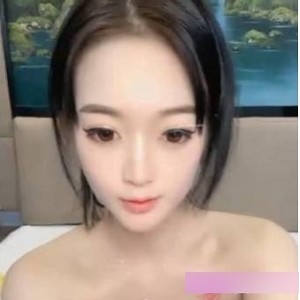 深夜主播小表妹一改白天的清纯，化身火辣脱衣舞娘【17V，13.1G】