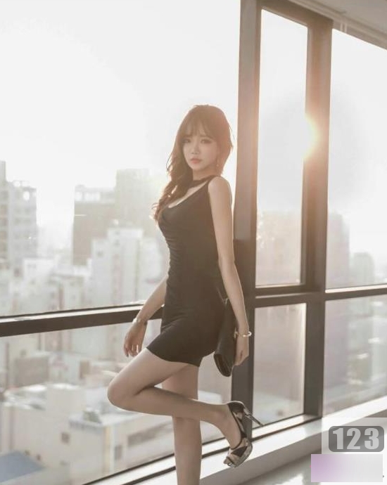 微博美女《夏花花》写真，曼妙曲线散发妩媚气质【192M】