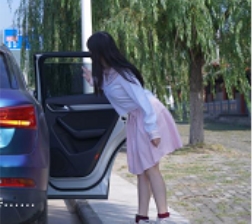 警惕！有人以问路为由，搭讪强行拖拽美女上车打晕图谋不轨，妹子醒来后嗷嗷叫[1V+229M]