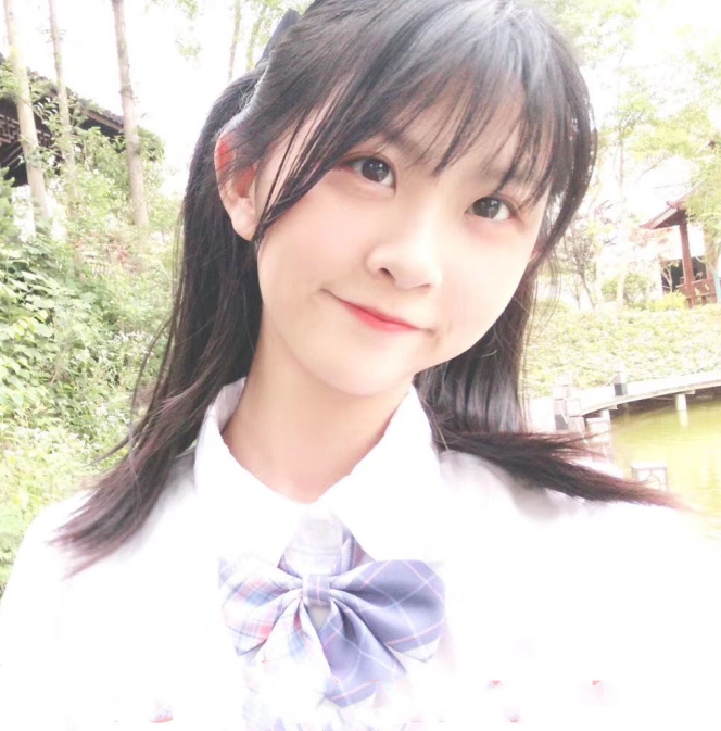 高颜值双马尾妹子《酸果儿》公共场合露出