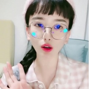 漂亮的女孩白皮肤娃娃漂亮的脸蛋像天使