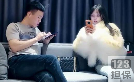 精选高颜值女神一字马大战男网友