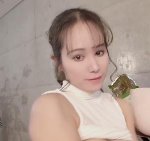 高铁自娱自乐女神Naomii最新合集1V970M，自拍时长22分