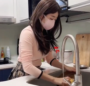 OnlyFansSsrpeach圣诞cos三部曲3V875MB极致媚态