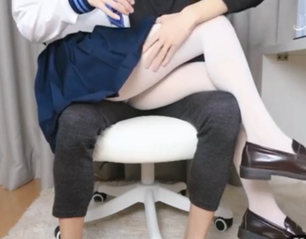 推特点映铃木美咲足系列福利4V0.3G小脚盛宴