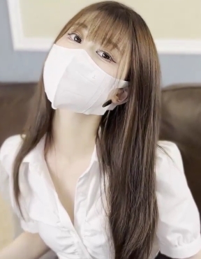 清纯窈窕美少女OL穿着吊带黑丝包臀裙