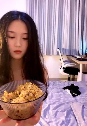 推特嫩模小雅私拍1V837M粉嫩多汁车灯晃眼