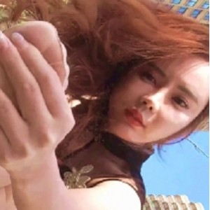 OnlyFans莉莉肉丝包臀裙高跟给力佳作1部2.6G丰满撩人